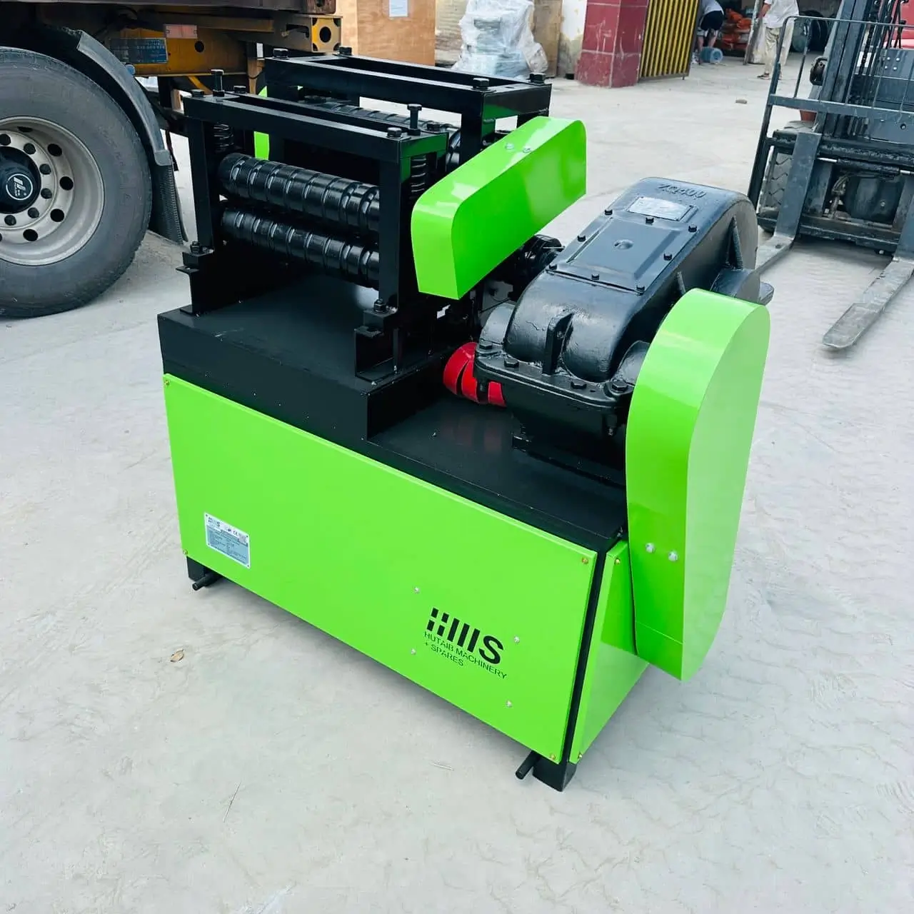 Scrap straightening machine front view showing feed system and straightening rollers