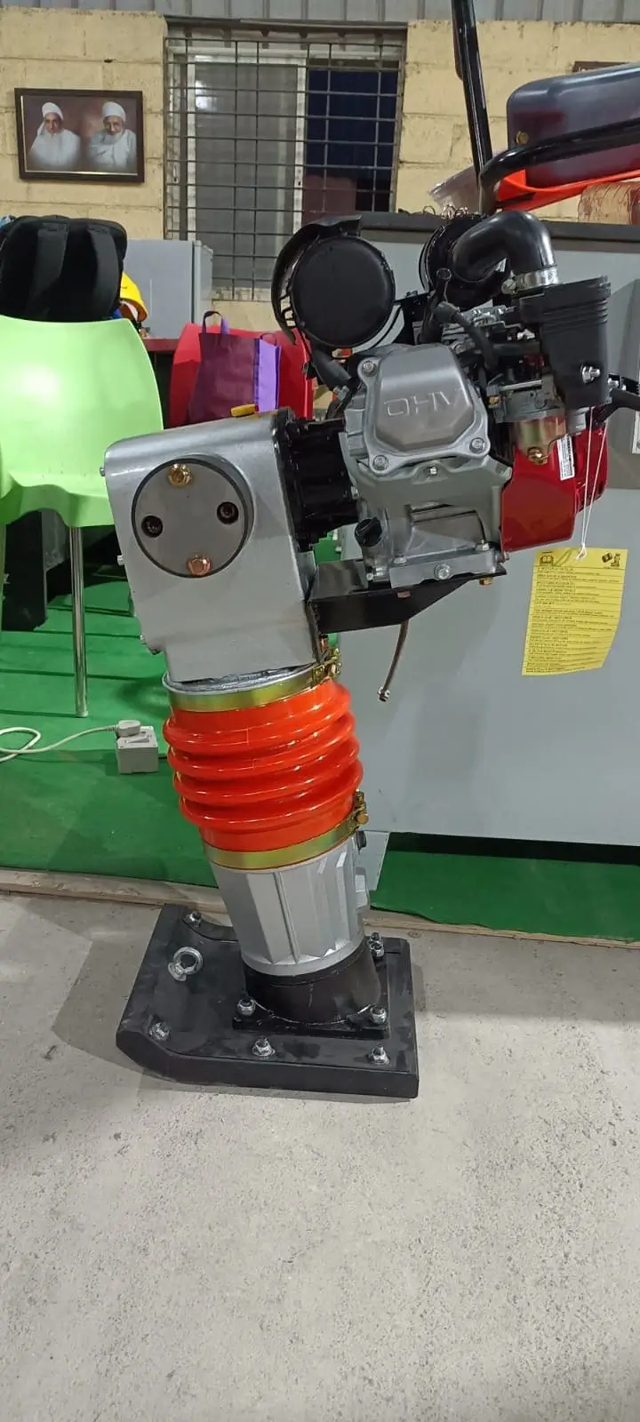 Tamping rammer shoe and impact mechanism close-up